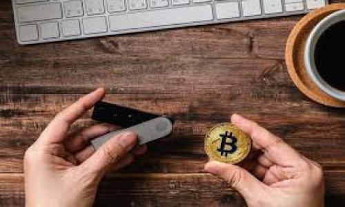   比特币钱包种类大全：选择适合你的数字资产保管方案 / 
 guanjianci 比特币钱包, 数字货币, 钱包种类 /guanjianci 

# 比特币钱包种类大全：选择适合你的数字资产保管方案

在如今数字货币日渐普及的时代，安全、便捷地存储和管理比特币等数字资产变得尤为重要。比特币钱包的种类繁多，每种钱包都有其独特的特点和适用场景。接下来，我们将深入探讨比特币钱包的不同种类，帮助你找到最适合自己的选择。

## 一、比特币钱包的基本概念

比特币钱包是一个软件程序，负责存储用户的比特币地址及其私钥，允许用户接收比特币、发送比特币并查看账户余额。比特币钱包并不是实际存储比特币，而是储存与比特币相关的私钥和地址。每个钱包都有独特的加密算法，确保用户资产的安全性。

## 二、比特币钱包的种类

根据不同的存储介质和使用方式，比特币钱包大致可分为以下几种：

### 1. 热钱包

热钱包是常连接互联网的钱包，方便用户随时随地进行交易。热钱包通常有以下几种形式：

- **在线钱包**：这些钱包通常由第三方服务提供，用户可以在任何设备上访问，比如网站钱包，如Coinbase、Blockchain.info等。
  
- **桌面钱包**：下载到个人电脑或笔记本上的软件，能够提供更高的安全性，如Electrum、Exodus等。

- **手机钱包**：专为移动设备设计，既方便又快速，如Trust Wallet、Coinomi等。

热钱包的优点是操作方便，适合频繁交易的用户，但由于常连接互联网，安全性较低，容易受到黑客攻击。

### 2. 冷钱包

冷钱包是指离线钱包，不与互联网直接连接，因此相对安全。常见的冷钱包形式有：

- **硬件钱包**：专用的物理设备，如Ledger Nano S/X、Trezor等，能够安全存储私钥并进行交易签名。

- **纸钱包**：用户打印出包含公私钥的二维码，绝对离线存储。这种方式的优点是免疫网络攻击，但易于物理损坏或丢失。

冷钱包的优点在于其高安全性，非常适合长期大量持有比特币的用户。

### 3. 多重签名钱包

多重签名钱包需要多个私钥共同验证交易，增加了安全性。比如，3-of-5多重签名钱包则要求该钱包的5个私钥中的3个签名才可完成交易，适合企业或合伙投资者使用。

### 4. 纸质钱包

纸质钱包是将私钥和公钥打印在纸上的一种冷存储方式。虽然这种存储方法免受网络攻击，但容易受到物理损坏，很高的需要保证纸张的安全性。

### 5. 社区开发的钱包

有些钱包是由开源社区开发的，允许用户自己审查代码，以确保更高的安全性。例如，Armory和GreenAddress等。

## 三、选择比特币钱包时的注意事项

选择比特币钱包时，有几个重要的因素需要考虑：

1. **安全性**：在选择钱包时，安全性应该是首要考虑，因为这是保护你的数字资产的第一道防线。
  
2. **方便性**：如果你是日常交易用户，那么热钱包可能更适合你，反之，喜欢长期持有的用户则应选择冷钱包。

3. **平台和社区支持**：知名度高的钱包服务提供商通常拥有良好的社区支持和持续的更新维护。

4. **费用**：不同钱包提供商的费用结构可能不同，使用前需要仔细阅读相关条款和条件。

## 四、总结

在这个快速发展的数字货币领域，了解各种比特币钱包的特点和适用场景，将帮助用户更好地管理和保护自己的资产。选择合适的钱包不仅可以提供便捷的交易体验，也能在一定程度上保障资产的安全。

---

### 相关问题及其解答

#### 1. 如何安全地使用比特币钱包？

使用比特币钱包时，安全性至关重要。请遵循以下建议：

1. **启用双重验证**：使用钱包服务提供的双重验证功能，增加账户安全性。
  
2. **定期备份钱包**：将钱包的私钥、助记词等重要信息进行备份，并保存在安全的地方。

3. **使用硬件钱包**：对于大额资产，建议使用硬件钱包，减少网络攻击的风险。

4. **保持软件更新**：及时更新钱包软件以确保使用最新的安全补丁。

5. **小心垃圾邮件和钓鱼网站**：确保只在官方网站上下载钱包软件，识别仿冒网站的风险。

通过以上措施，可以最大限度地提高您的比特币钱包的安全性。

#### 2. 热钱包和冷钱包的优缺点有哪些？

热钱包与冷钱包各有其优势和劣势，两者的选择实际上取决于用户的需求。

- **热钱包优点**：
  - 高度便利性，能随时进行交易；
  - 通常用户界面友好，易于操作；
  - 可以通用多种设备，只需互联网连接。

- **热钱包缺点**：
  - 安全性较低，容易受到网络攻击；
  - 对用户操作的依赖性高，错误操作可能导致资金损失。

- **冷钱包优点**：
  - 极高的安全性，几乎不受网络威胁；
  - 持有长期资产的理想选择。

- **冷钱包缺点**：
  - 使用不便，特别是需要频繁交易时；
  - 用户需负责编写备份和防止物理损坏。

#### 3. 什么是多重签名钱包，有什么优势？

多重签名钱包是一种安全性更高的钱包类型，它要求多个私钥联合签名才能完成一笔交易。

- **优势**：
  - **提高安全性**：即使一个私钥被盗，没有其他私钥签名交易仍无法完成。
  - **适合团体或企业**：多个成员可共同管理资产，避免单人控制产生的风险。
  - **可定制的安全级别**：根据需求设置所需签名数，使安全性更灵活。

多重签名钱包适合那些需要高度安全和可控性的用户，尤其是在团队或企业环境中。

#### 4. 如何保证纸质钱包的安全性？

纸质钱包的安全性主要依赖于物理安全措施，存储和保管应考虑以下几点：

1. **印刷于安全设备**：在安全、无网络环境中生成并打印纸质钱包。

2. **使用防水、防火的材料**：确保纸张经过特殊处理，减少损坏风险。

3. **存放在安全的地方**：将纸质钱包存储在安全的保险箱或其他可靠位置。

4. **防火防盗措施**：对存储位置进行防火和防盗的加固，确保资产安全。

通过上述措施，可以最大程度地确保纸质钱包的安全，避免因存储不当导致的资产损失。